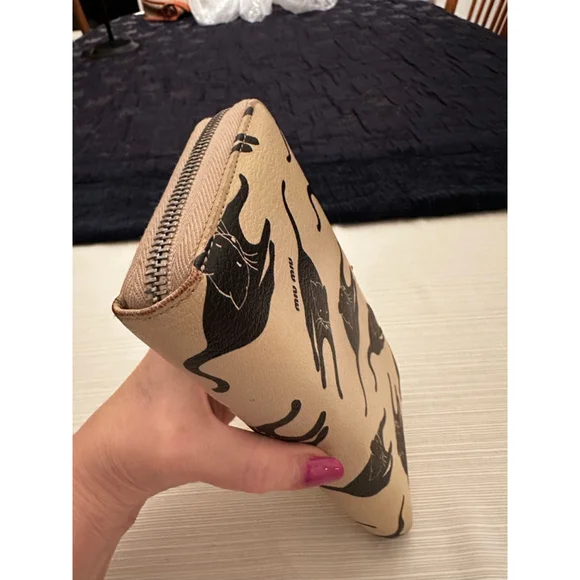 Miu Miu Rare Beige Leather Zip Wallet with Black Cat Design - Picture 10 of 13
